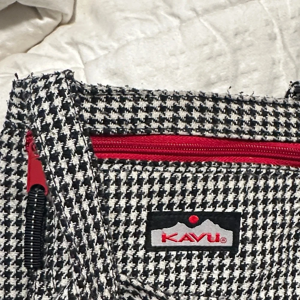 Kavu Houndstooth Crossbody Bag with Red Zipper‎